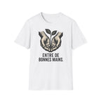 T-shirt — « Entre de bonnes mains » — Illustration graphique de mains tenant une jeune pousse