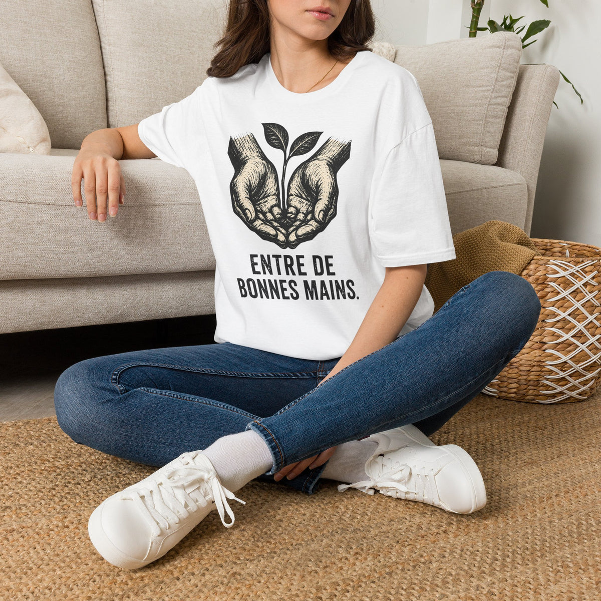 T-shirt — « Entre de bonnes mains » — Illustration graphique de mains tenant une jeune pousse