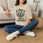 T-shirt — « Entre de bonnes mains » — Illustration graphique de mains tenant une jeune pousse