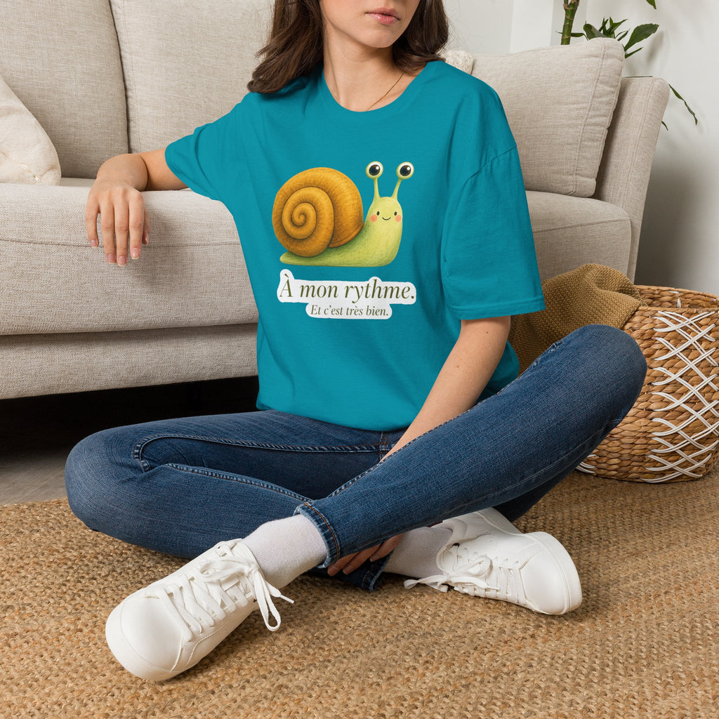 T-shirt illustré avec escargot — « À mon rythme. » — Adorable T-shirt « slow living »