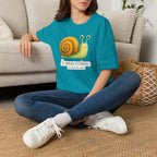 T-shirt illustré avec escargot — « À mon rythme. » — Adorable T-shirt « slow living »