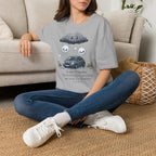 T-shirt — Nuage de pluie mignon avec gouttes de pluie tristes et voiture — Illustration météo drôle et adorable