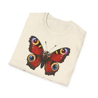 T-shirt illustré avec un papillon — « Ces yeux ne voient rien. Ils font voir ce qu’on soupçonne. Ça suffit. »