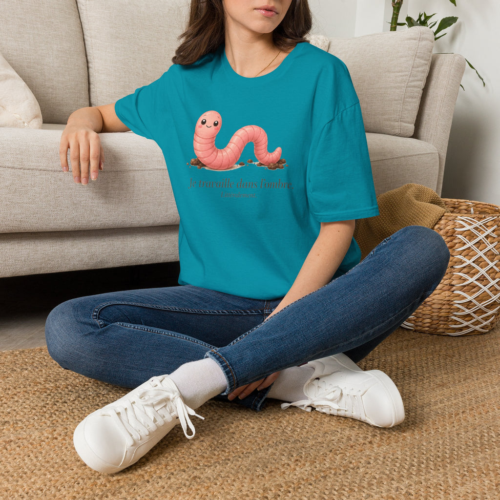 T-shirt avec ver de terre mignon — « Je travaille dans l’ombre »