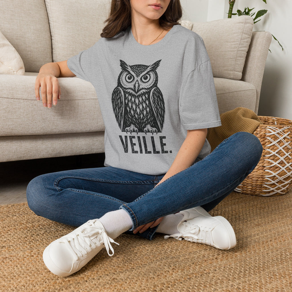 T-shirt illustré avec hibou — « VEILLE. » — T-shirt graphique vintage de veille nocturne