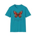 T-shirt illustré avec un papillon — « Ces yeux ne voient rien. Ils font voir ce qu’on soupçonne. Ça suffit. »