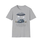 T-shirt — Nuage de pluie mignon avec gouttes de pluie tristes et voiture — Illustration météo drôle et adorable