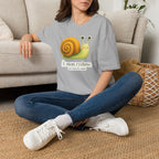 T-shirt illustré avec escargot — « À mon rythme. » — Adorable T-shirt « slow living »