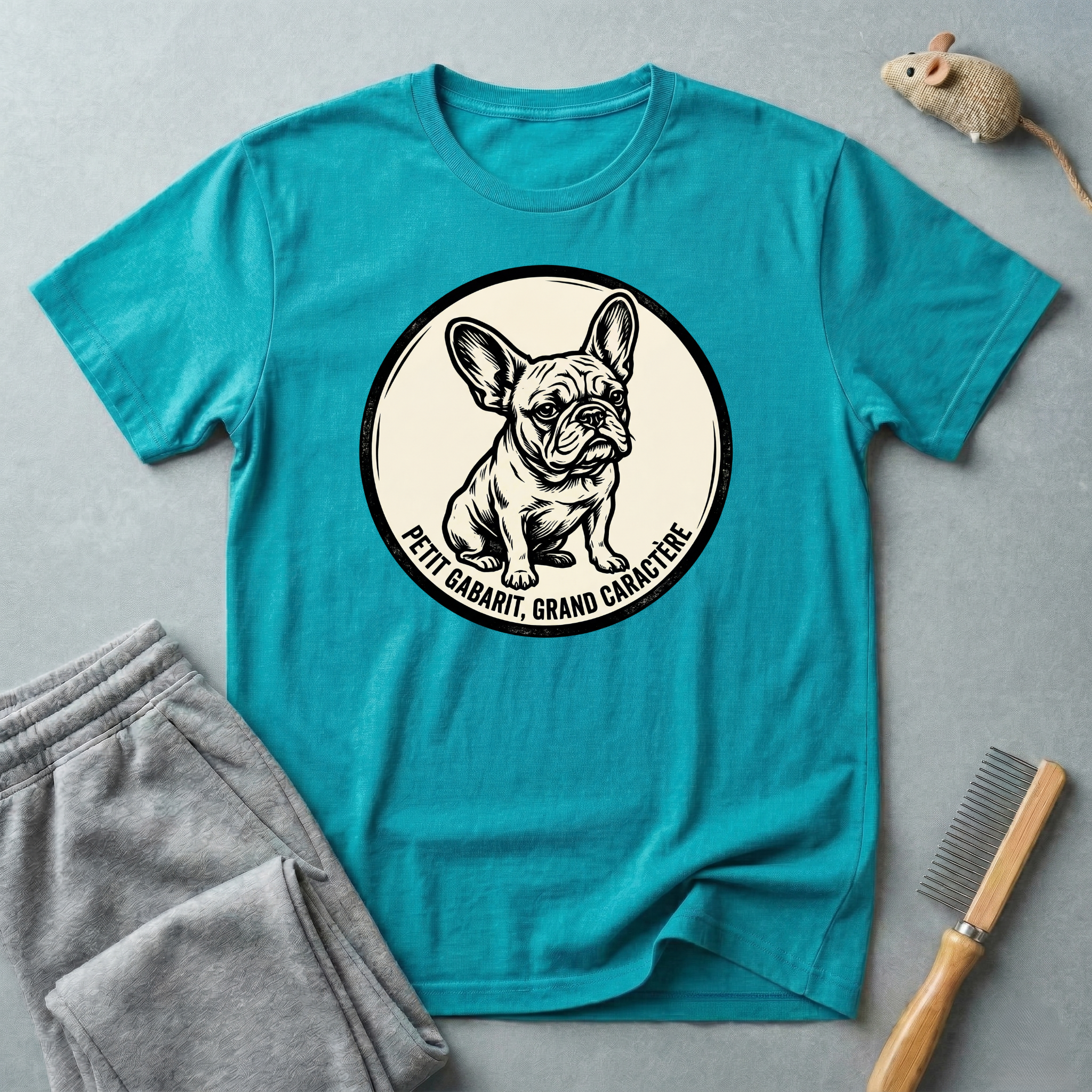 T-shirt graphique Bouledogue Français — «Courage mignon, grand caractère» Badge vintage