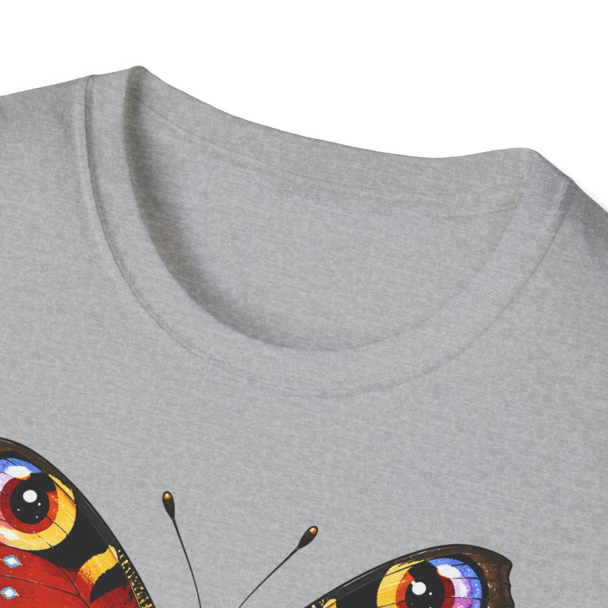 T-shirt illustré avec un papillon — « Ces yeux ne voient rien. Ils font voir ce qu’on soupçonne. Ça suffit. »