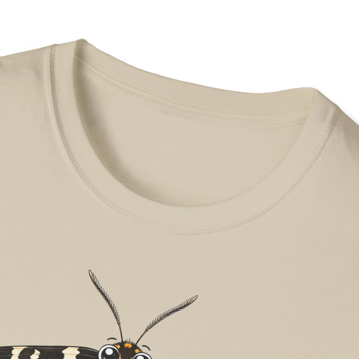 T-shirt illustré avec papillon de nuit — « Au repos, je suis discrète. En vol, je révèle le nuage. »