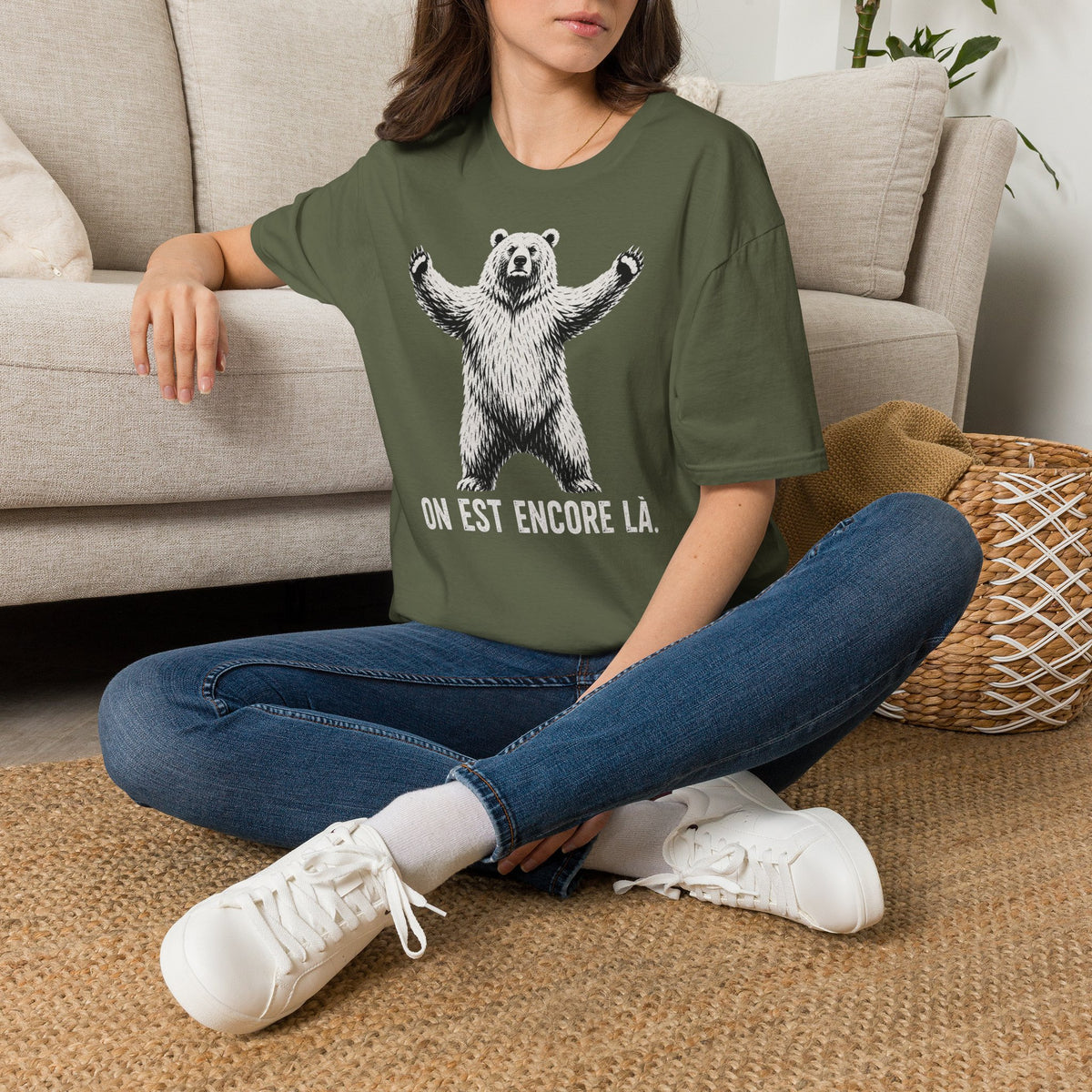 T-shirt graphique avec ours — « On est encore là » — Style vintage