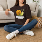 T-shirt illustré avec escargot — « À mon rythme. » — Adorable T-shirt « slow living »