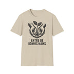 T-shirt — « Entre de bonnes mains » — Illustration graphique de mains tenant une jeune pousse
