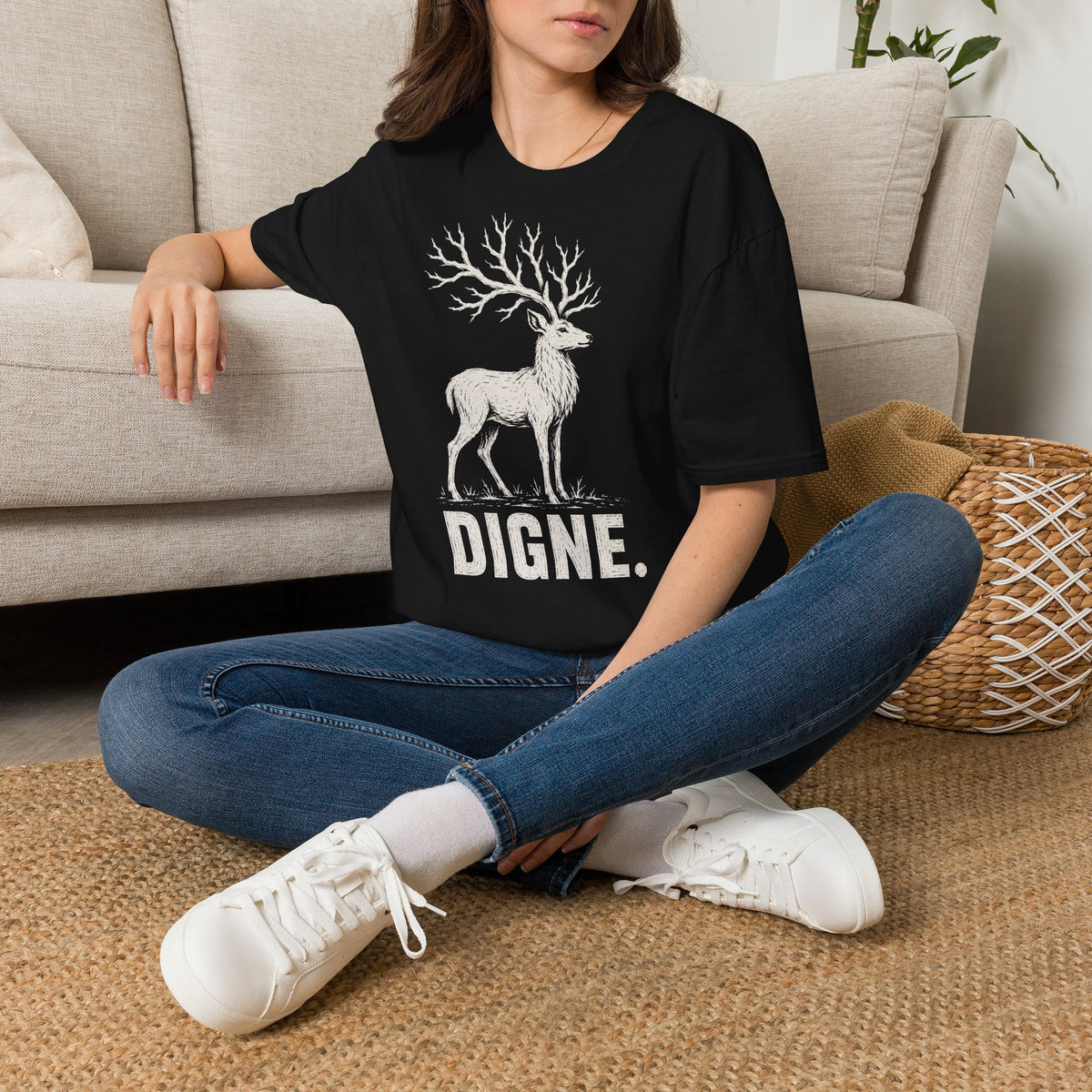 T-shirt illustré avec cerf — « DIGNE. » — T-shirt graphique inspiré de la nature