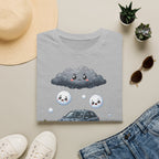T-shirt — Nuage de pluie mignon avec gouttes de pluie tristes et voiture — Illustration météo drôle et adorable