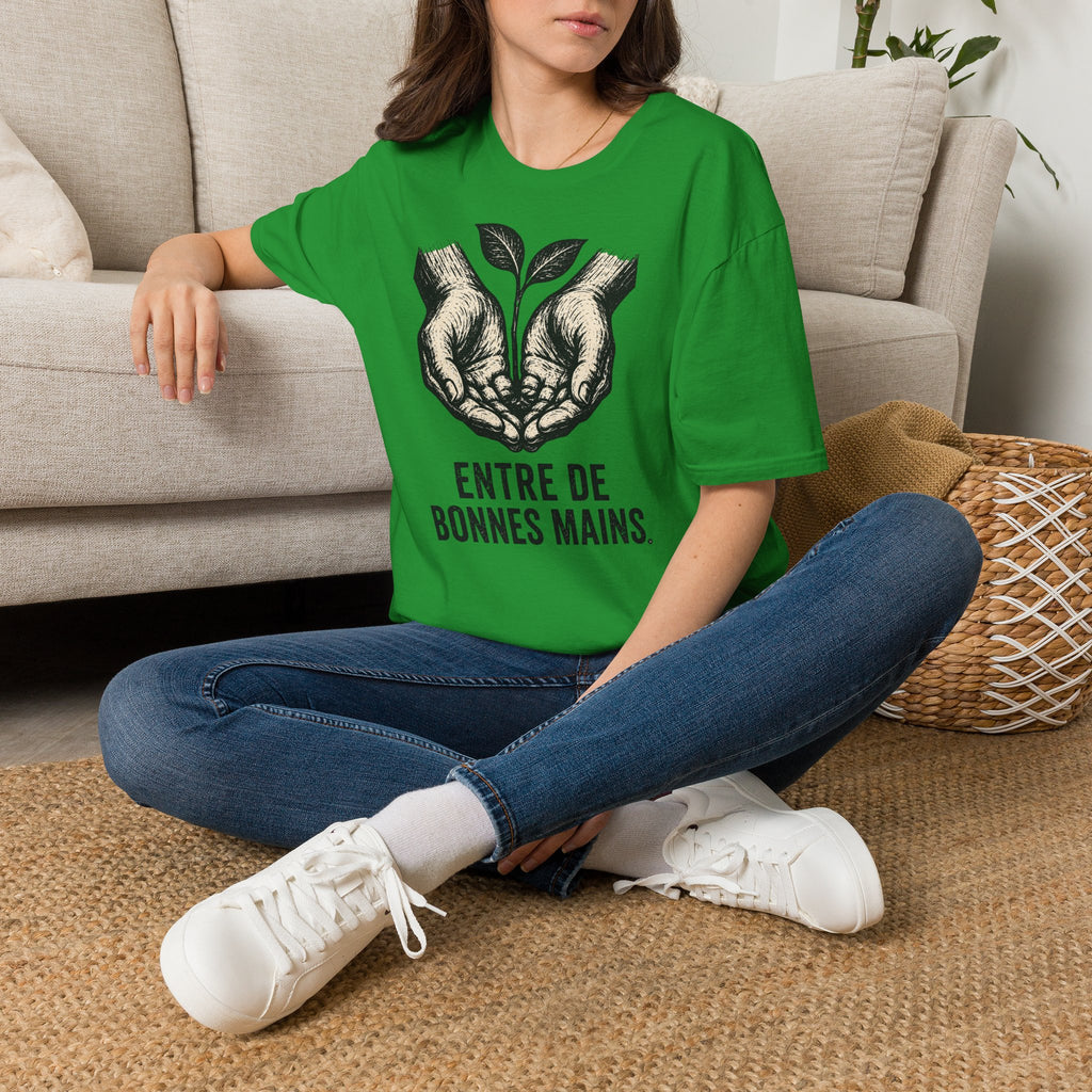 T-shirt — « Entre de bonnes mains » — Illustration graphique de mains tenant une jeune pousse