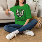 T-shirt — « Entre de bonnes mains » — Illustration graphique de mains tenant une jeune pousse
