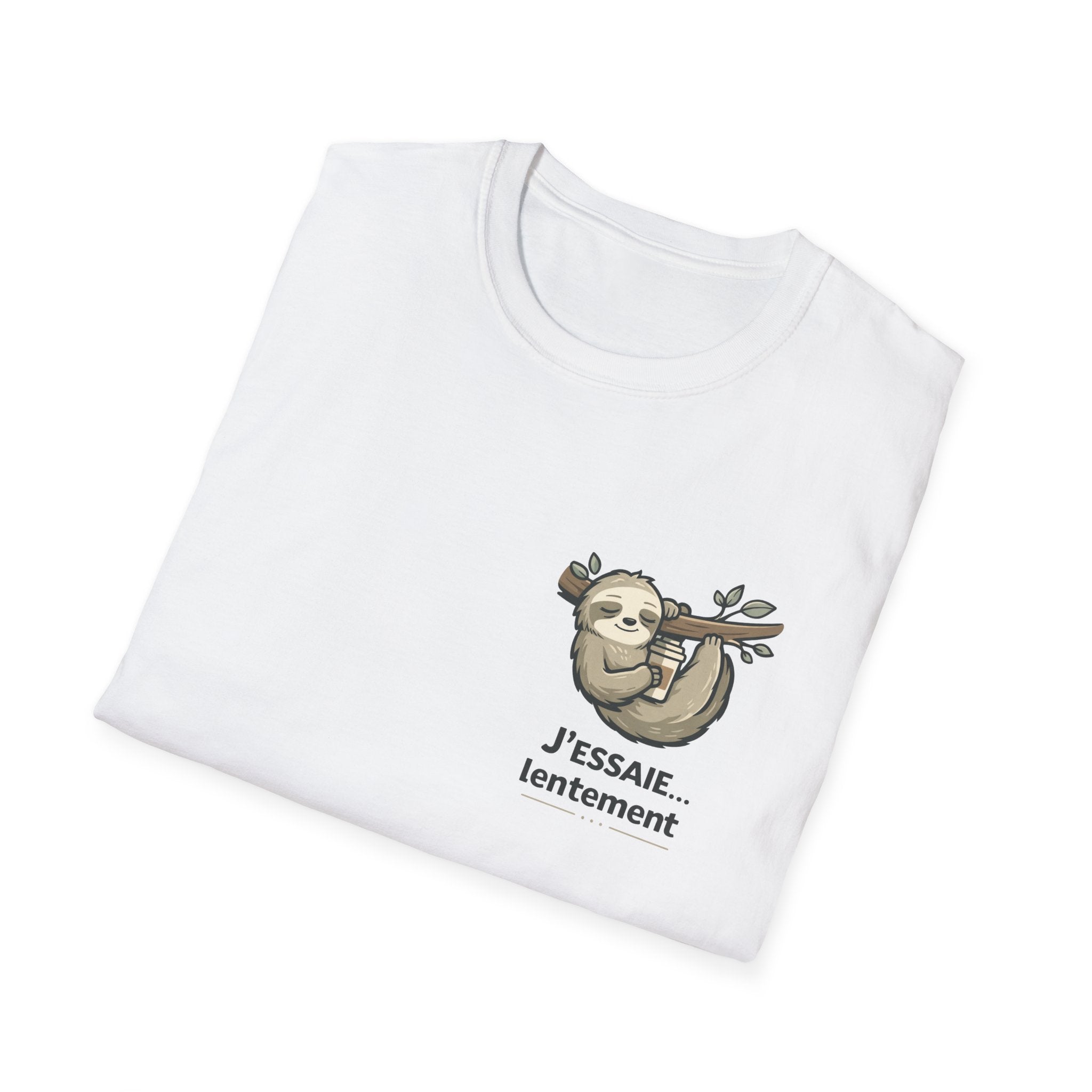 Sloth Illustration T-Shirt — "J'essaie... mais lentement" Cute Relaxed Vibe Tee