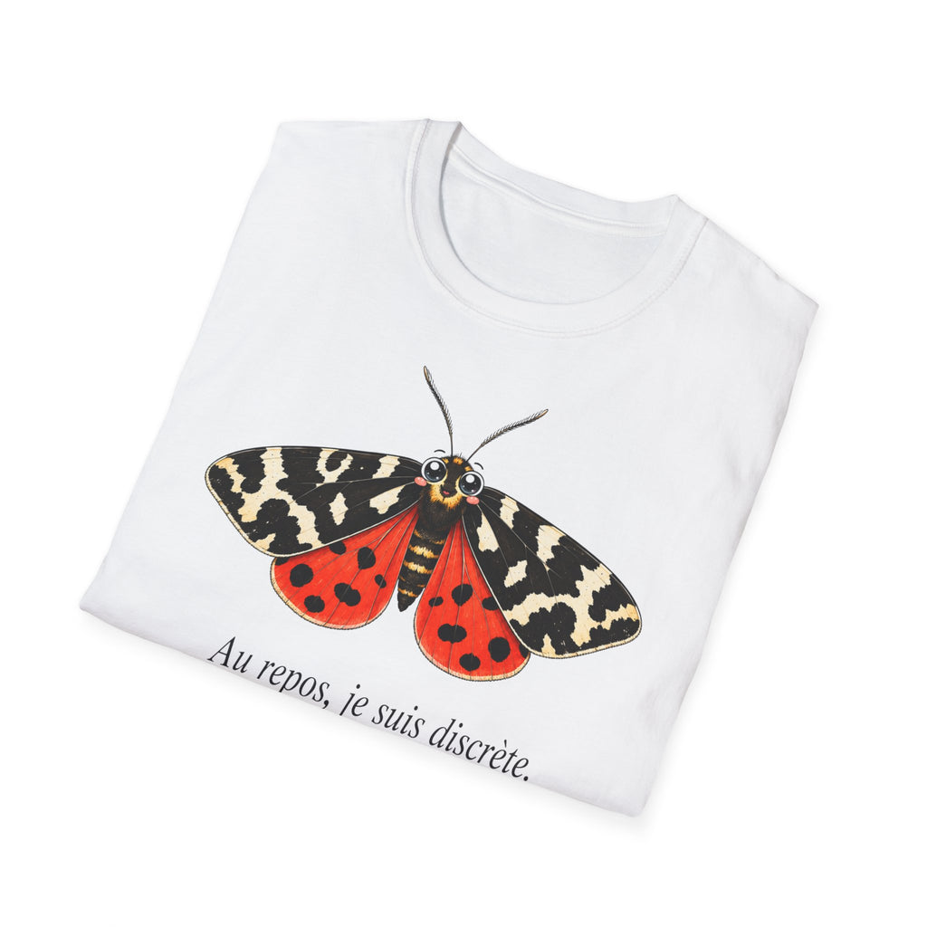 T-shirt illustré avec papillon de nuit — « Au repos, je suis discrète. En vol, je révèle le nuage. »