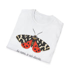 T-shirt illustré avec papillon de nuit — « Au repos, je suis discrète. En vol, je révèle le nuage. »