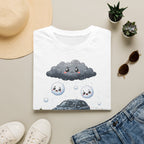 T-shirt — Nuage de pluie mignon avec gouttes de pluie tristes et voiture — Illustration météo drôle et adorable