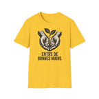T-shirt — « Entre de bonnes mains » — Illustration graphique de mains tenant une jeune pousse