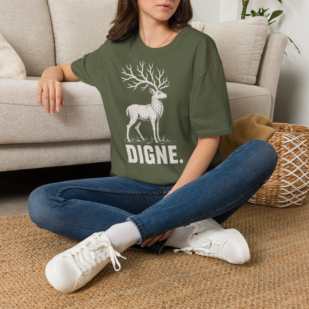 T-shirt illustré avec cerf — « DIGNE. » — T-shirt graphique inspiré de la nature