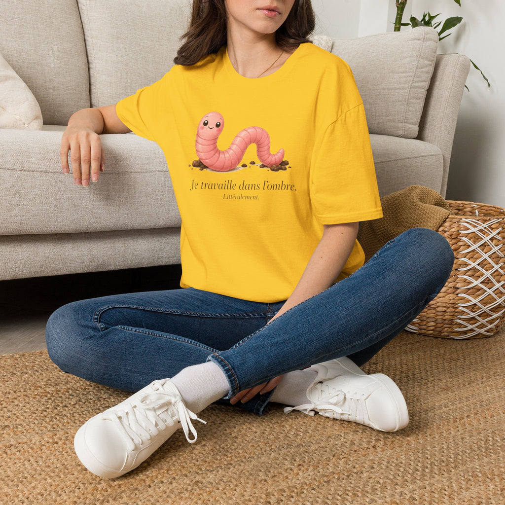 T-shirt avec ver de terre mignon — « Je travaille dans l’ombre »