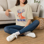 T-shirt illustré avec cerf — « PAS EN VOIE. » — T-shirt graphique vintage avec cerf