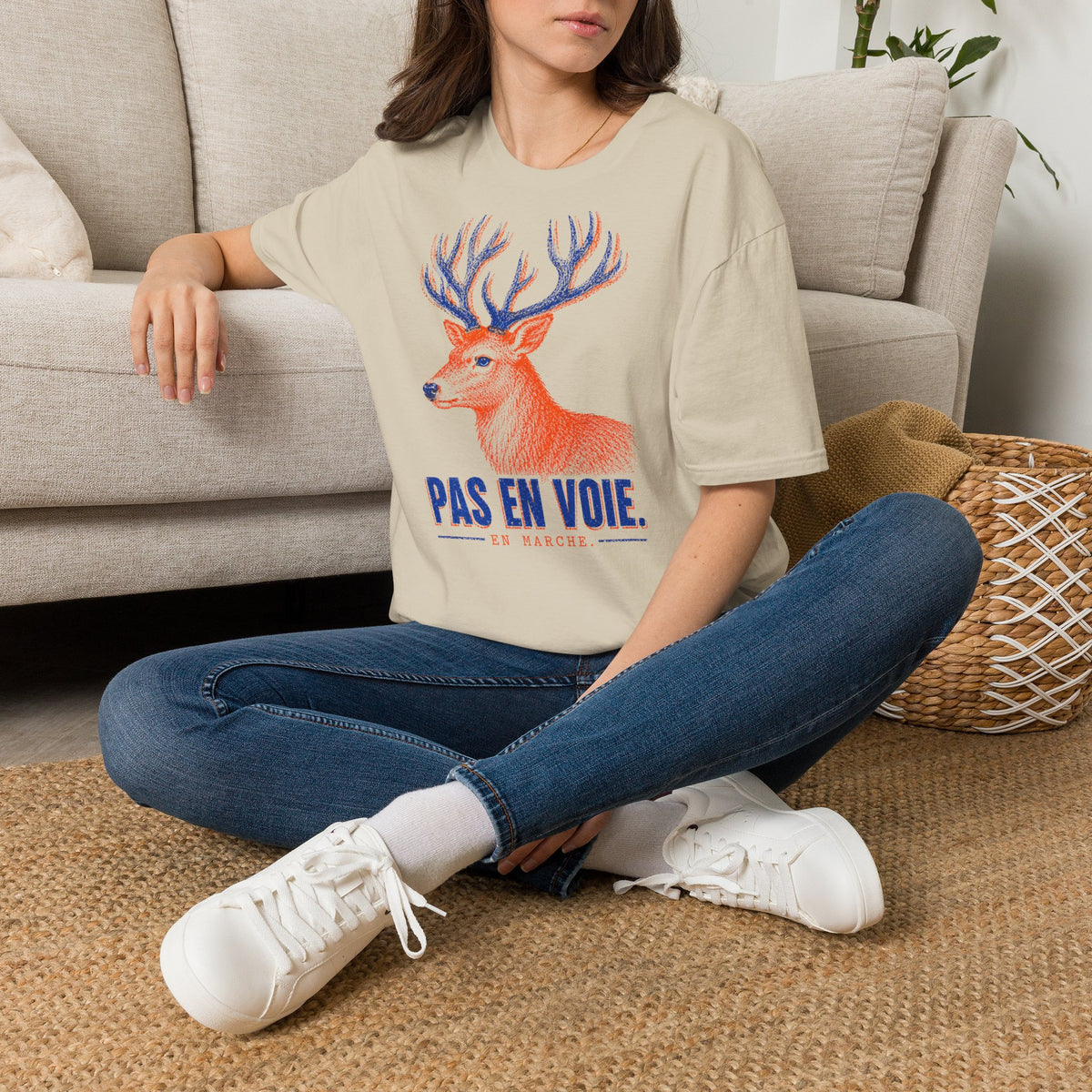 T-shirt illustré avec cerf — « PAS EN VOIE. » — T-shirt graphique vintage avec cerf