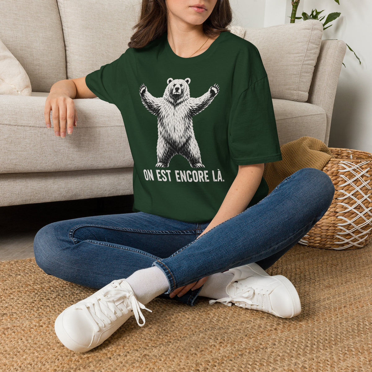 T-shirt graphique avec ours — « On est encore là » — Style vintage