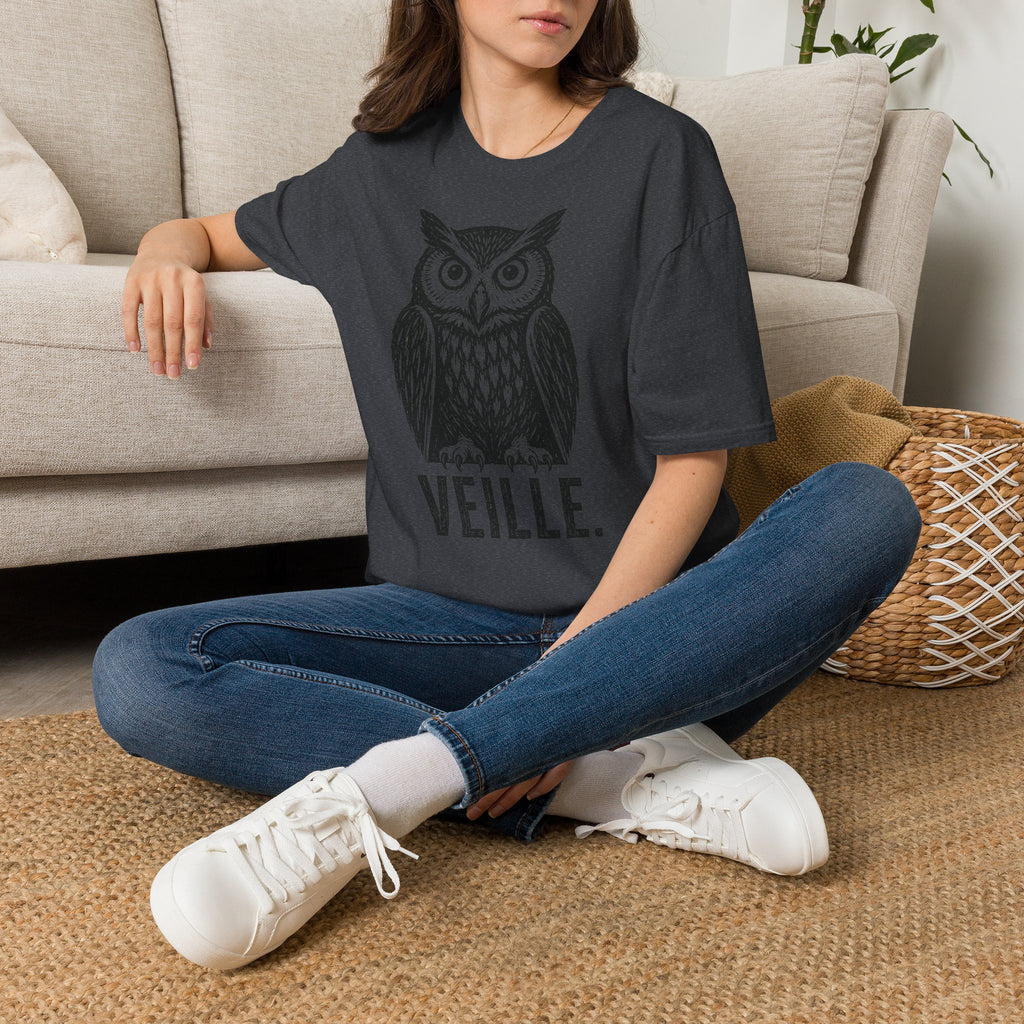 T-shirt illustré avec hibou — « VEILLE. » — T-shirt graphique vintage de veille nocturne