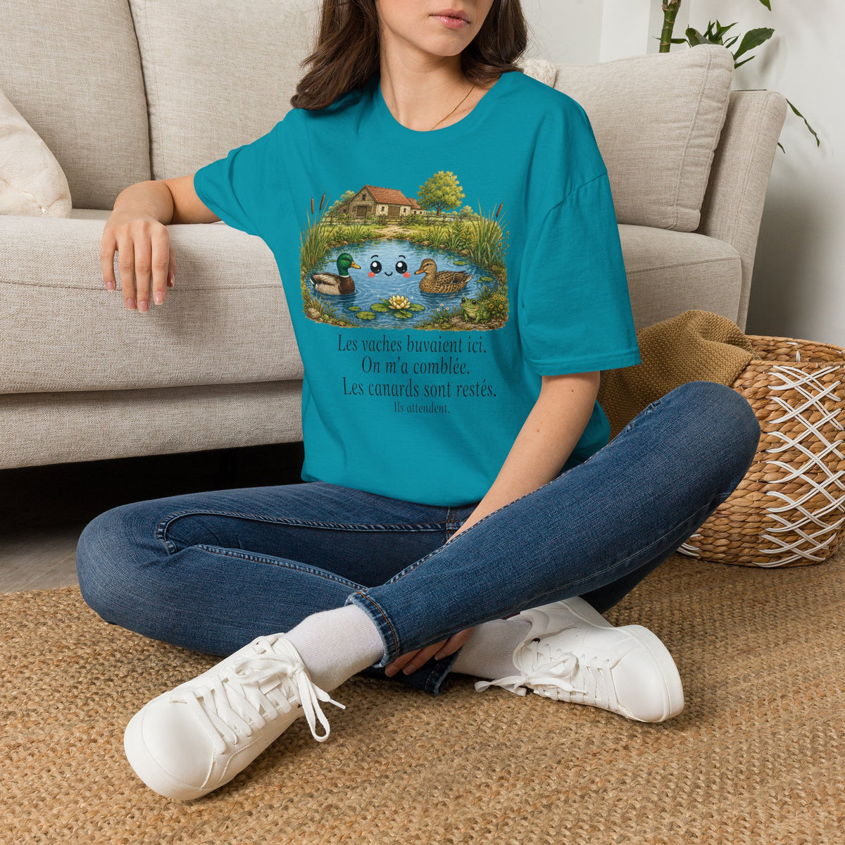 T-shirt avec adorable étang aux canards — Illustration fantaisiste d’un petit lac de cottage