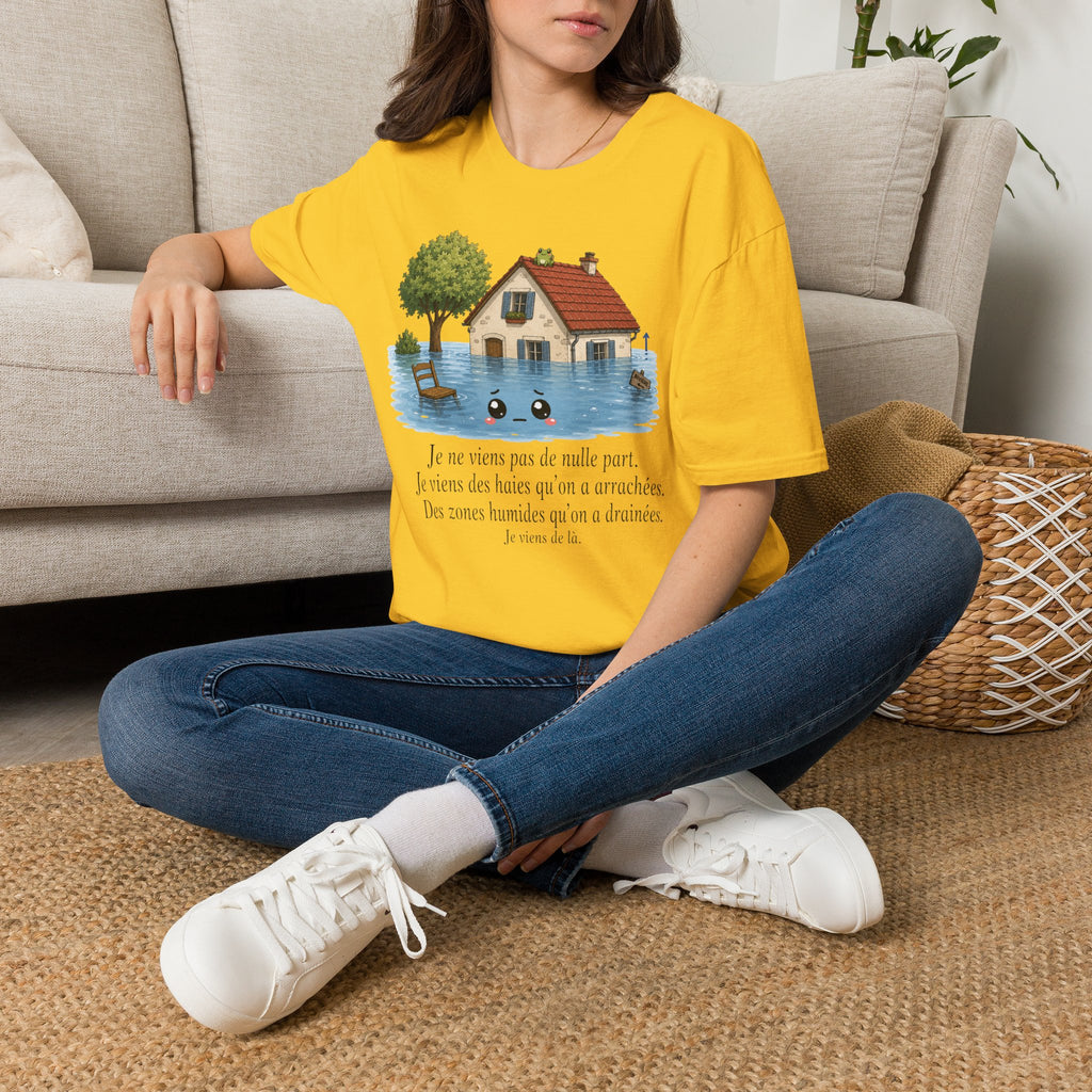 T-shirt « Maison inondée » — Adorable illustration kawaii d’une maison dans les eaux montante