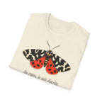 T-shirt illustré avec papillon de nuit — « Au repos, je suis discrète. En vol, je révèle le nuage. »