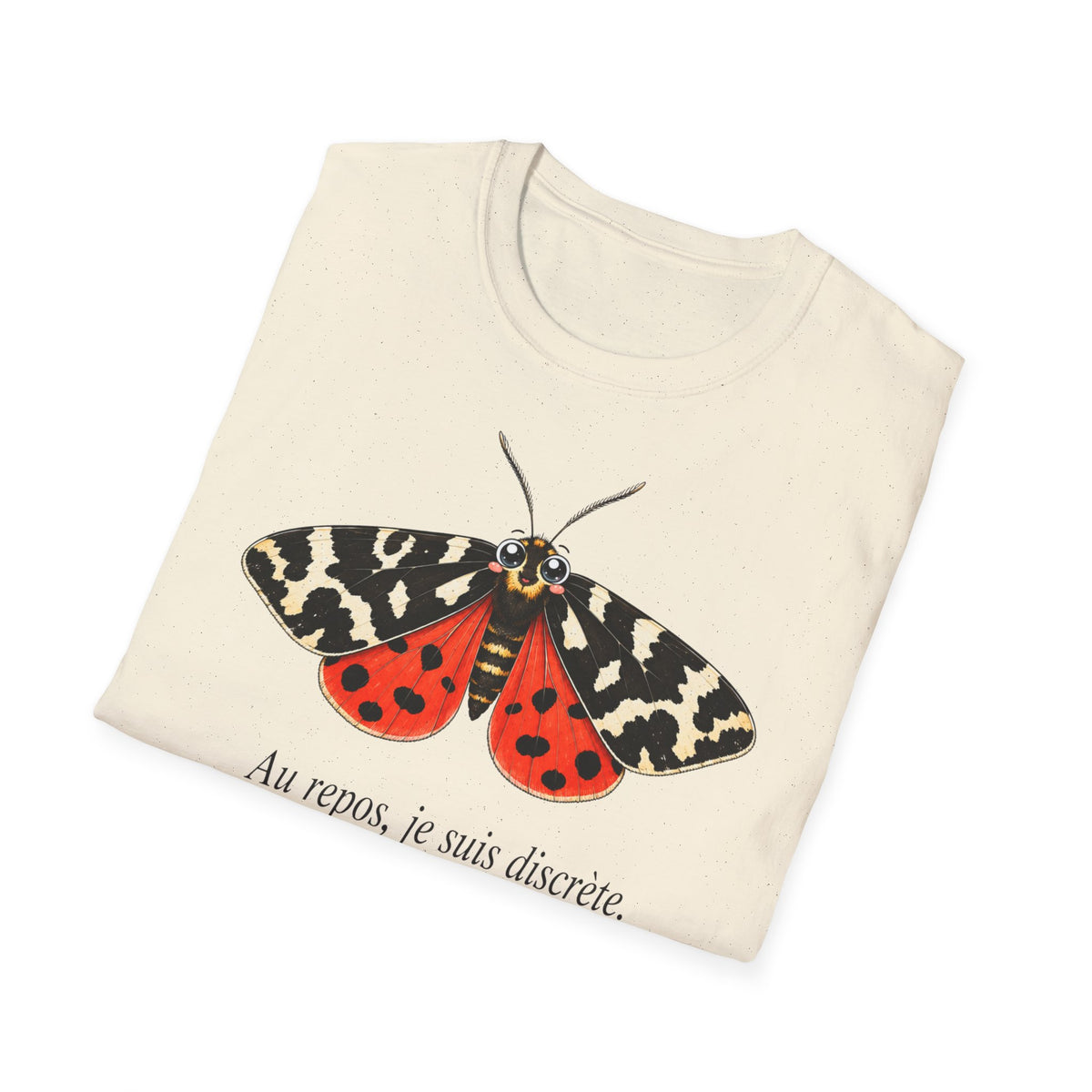 T-shirt illustré avec papillon de nuit — « Au repos, je suis discrète. En vol, je révèle le nuage. »