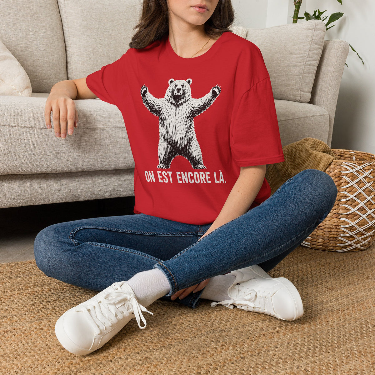 T-shirt graphique avec ours — « On est encore là » — Style vintage