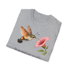 T-shirt fleuri avec colibri et coquelicot — « On me prend pour un colibri, je suis un papillon »
