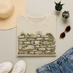 T-shirt avec adorable mur en pierre — Motif kawaii de rocher couvert de mousse