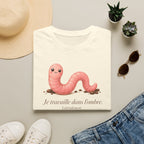 T-shirt avec ver de terre mignon — « Je travaille dans l’ombre »