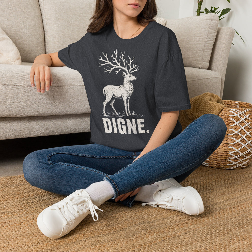 T-shirt illustré avec cerf — « DIGNE. » — T-shirt graphique inspiré de la nature
