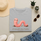 T-shirt avec ver de terre mignon — « Je travaille dans l’ombre »