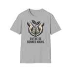 T-shirt — « Entre de bonnes mains » — Illustration graphique de mains tenant une jeune pousse