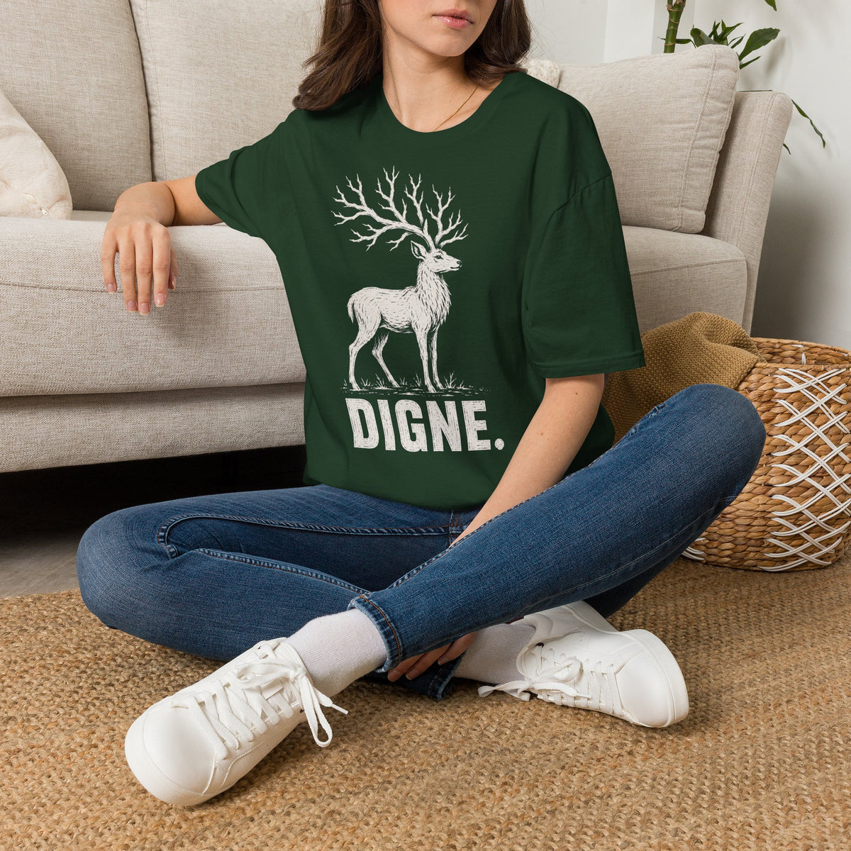 T-shirt illustré avec cerf — « DIGNE. » — T-shirt graphique inspiré de la nature