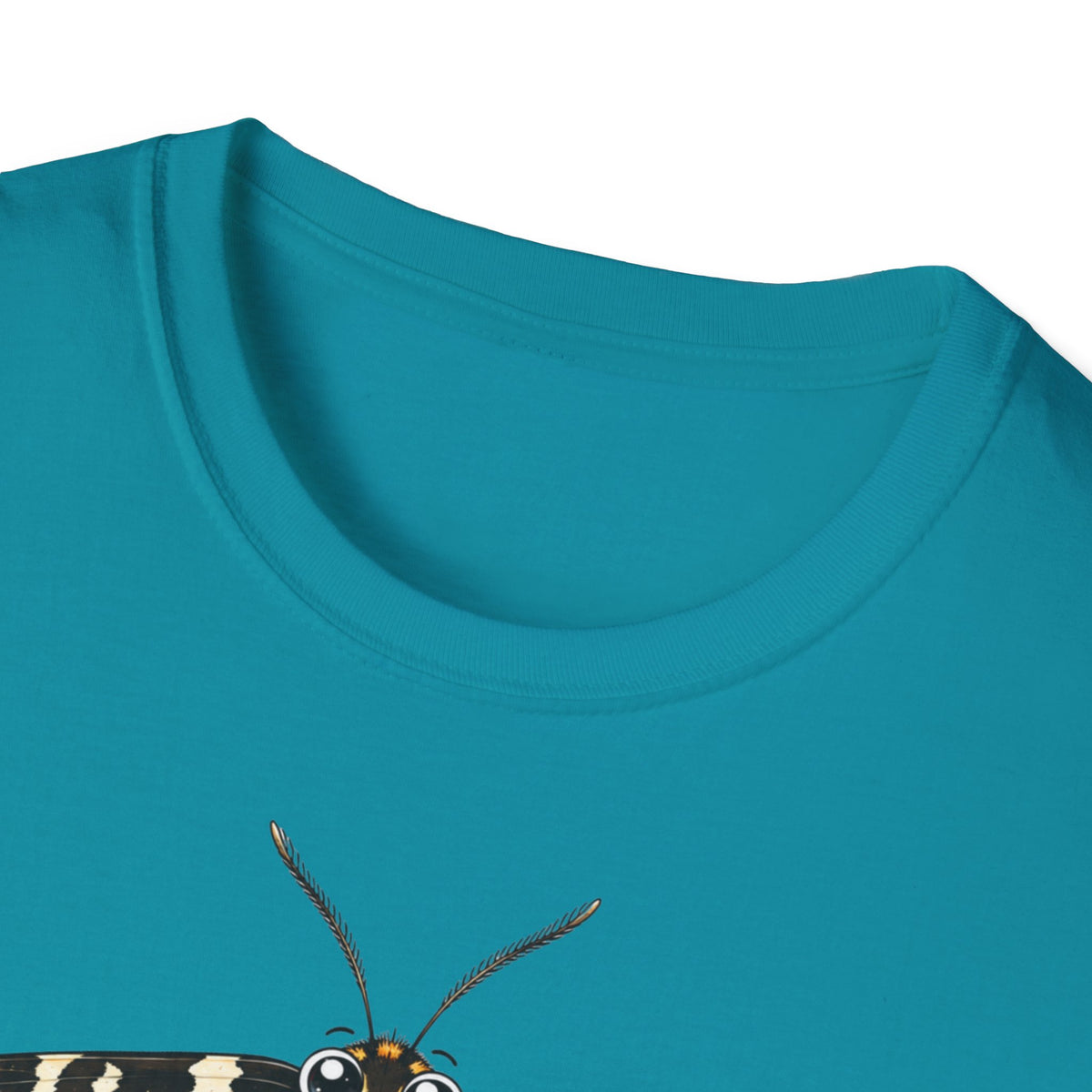T-shirt illustré avec papillon de nuit — « Au repos, je suis discrète. En vol, je révèle le nuage. »