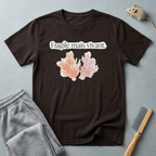 T-shirt floral « Fragile mais vivant. » — T-shirt citation française avec illustration botanique pastel