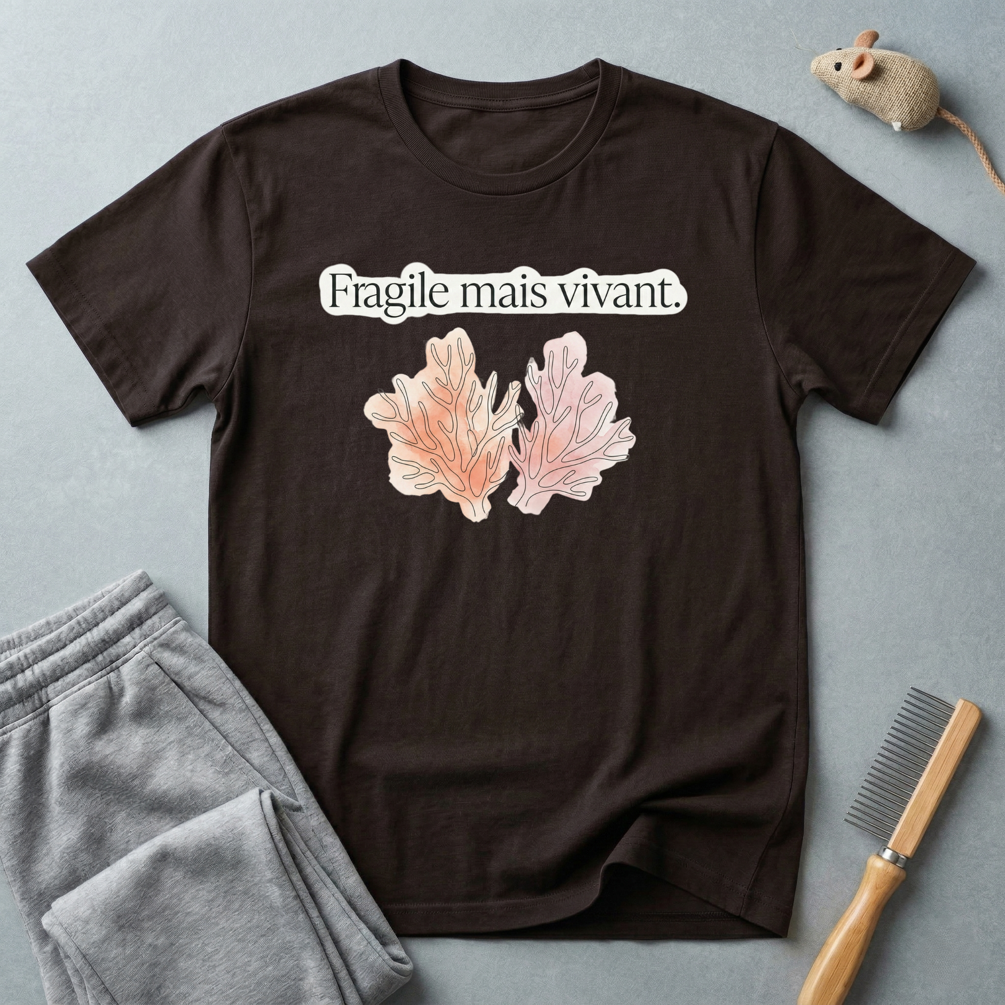T-shirt floral « Fragile mais vivant. » — T-shirt citation française avec illustration botanique pastel