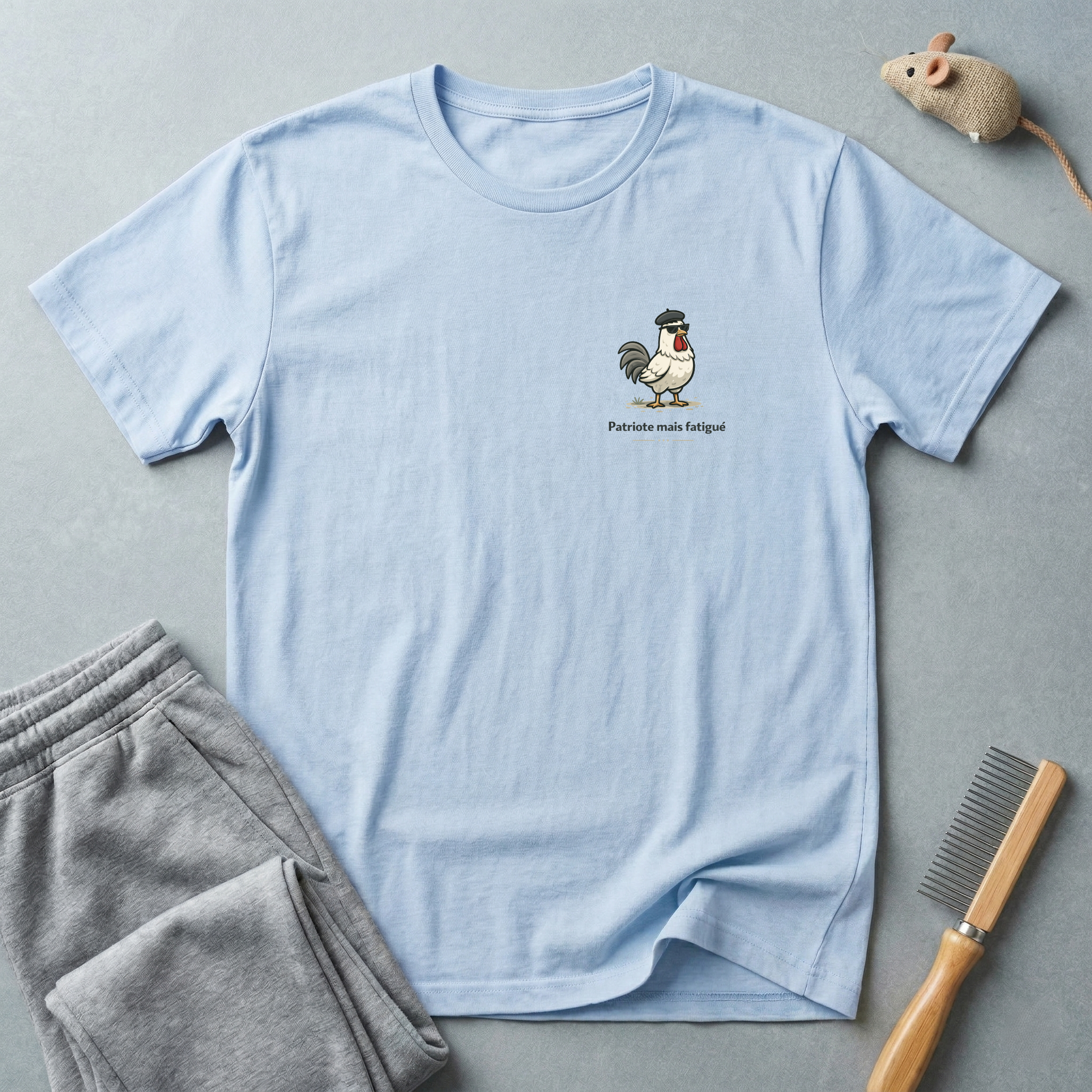 "Patriote mais fatigué" Illustration coq T‑Shirt