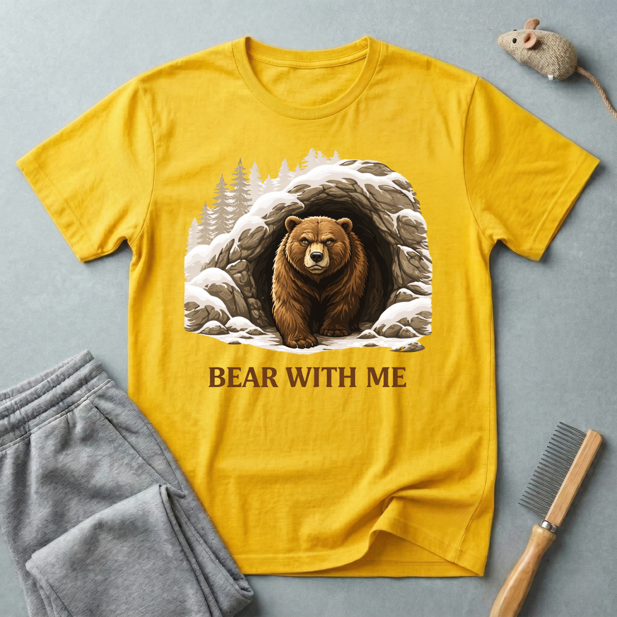 T-shirt «Bear With Me» — T-shirt graphique ours des bois cosy
